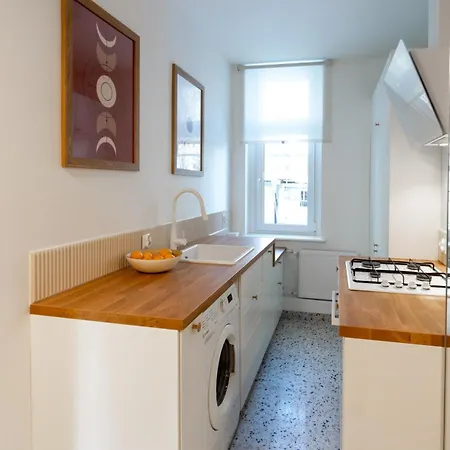 Roomsy Broniewskiego